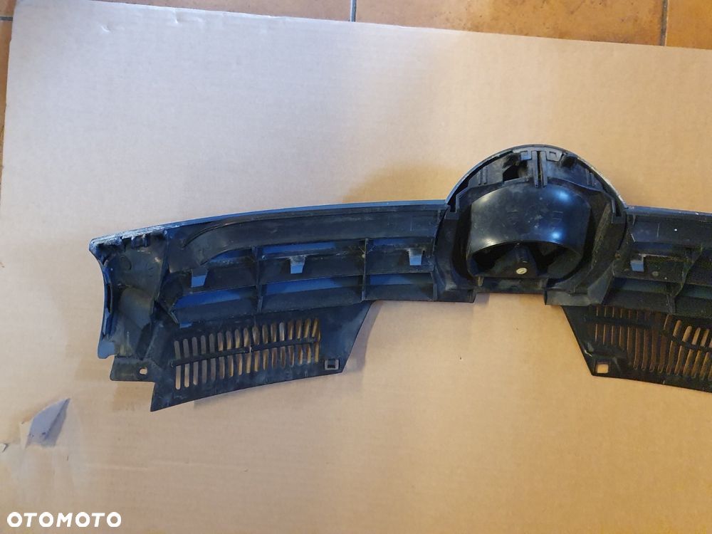 GRILL ATRAPA VW GOLF 5 V KOD LB5P - 3