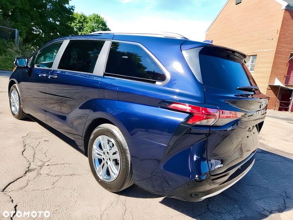 Toyota Sienna - 4