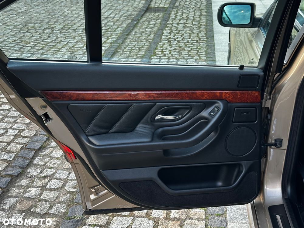 BMW Seria 7 735i - 26