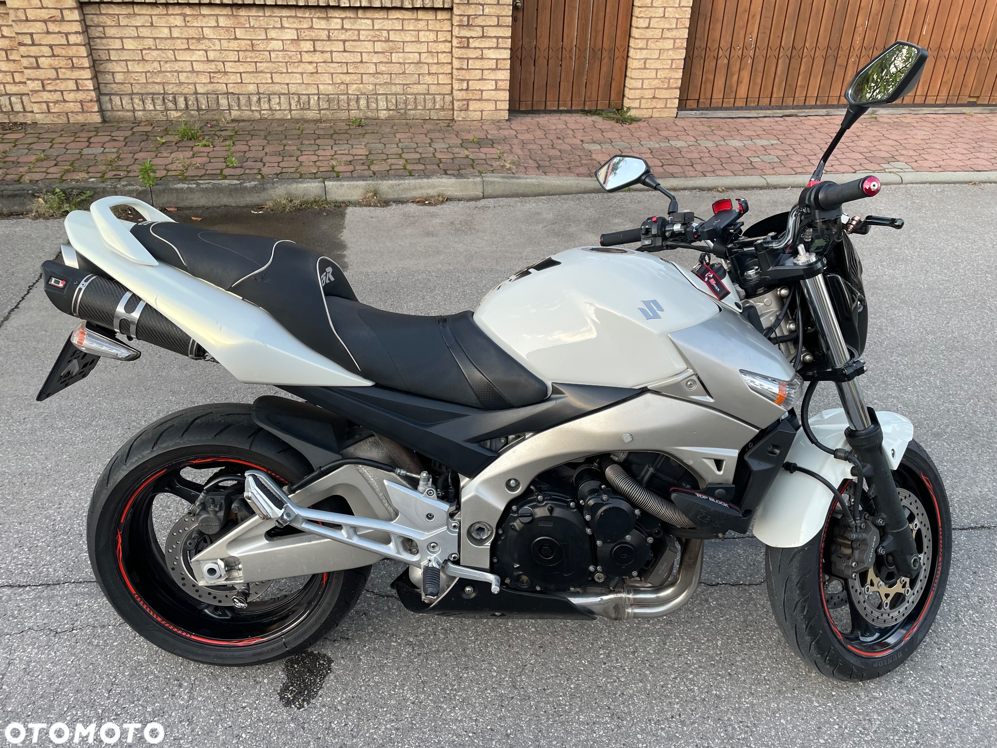Suzuki GSR - 2