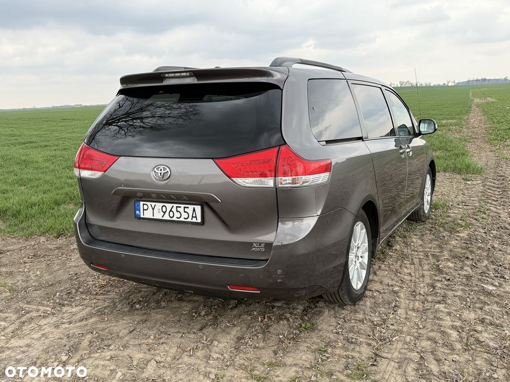 Toyota Sienna - 3