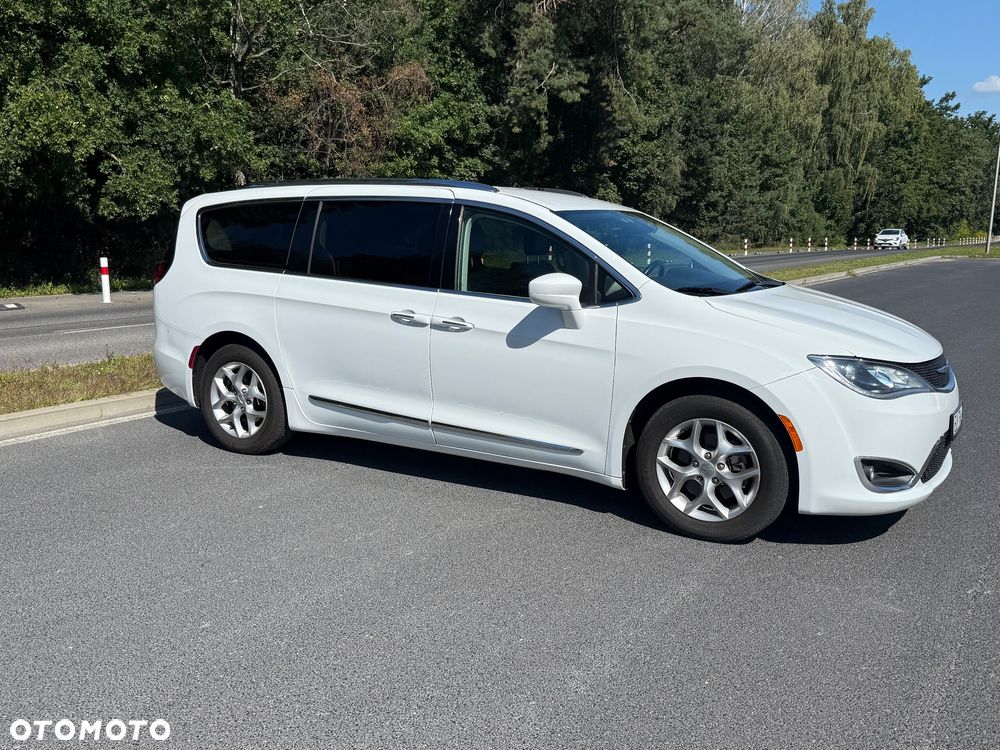 Chrysler Pacifica - 2