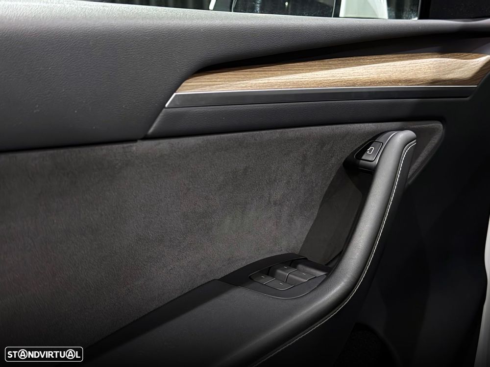Tesla Model Y Long Range Dual Motor AWD - 16