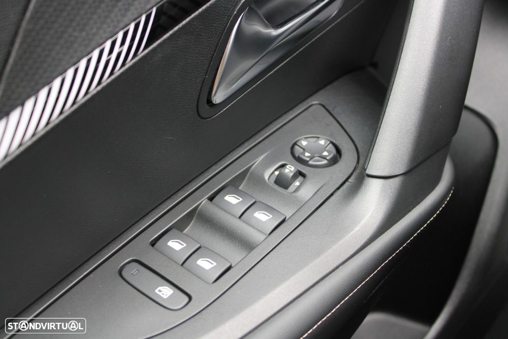 Peugeot 2008 1.2 PureTech Allure Pack - 29