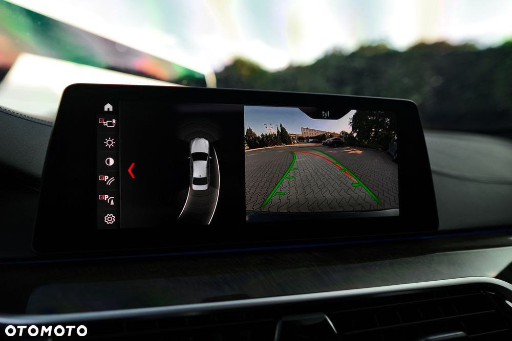 BMW Seria 5 M550i xDrive sport - 30