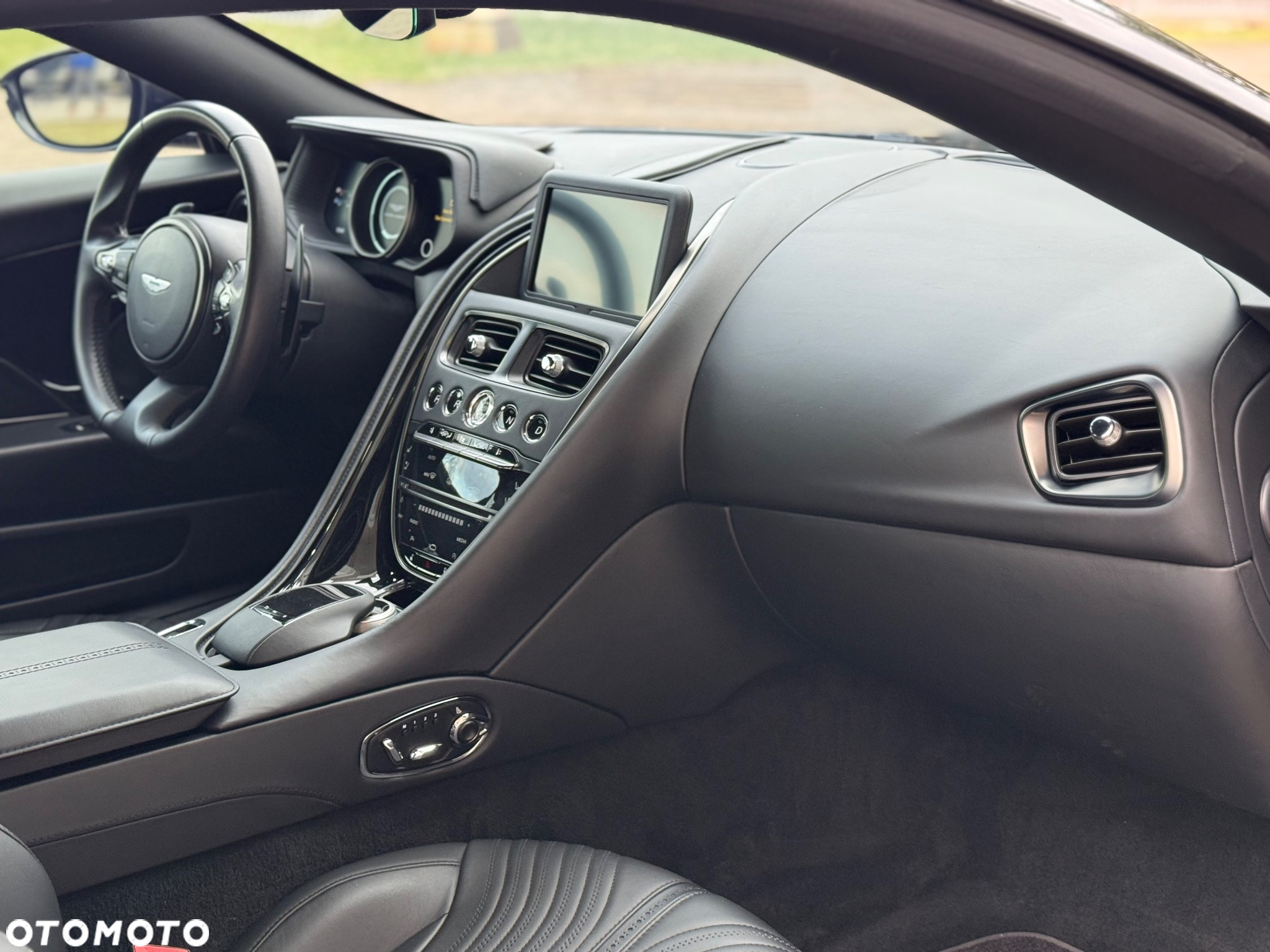Aston Martin DB11 V12 Coupe - 14