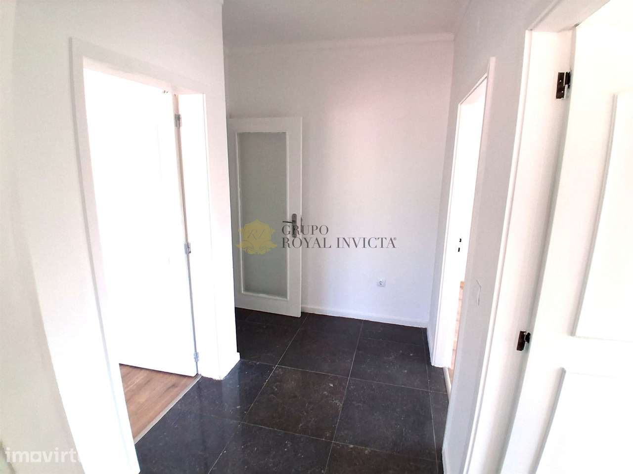 Apartamento T3 Renovado com 3 Frentes, Varandas e Lugar de Garagem – F - Grande imagem: 3/28