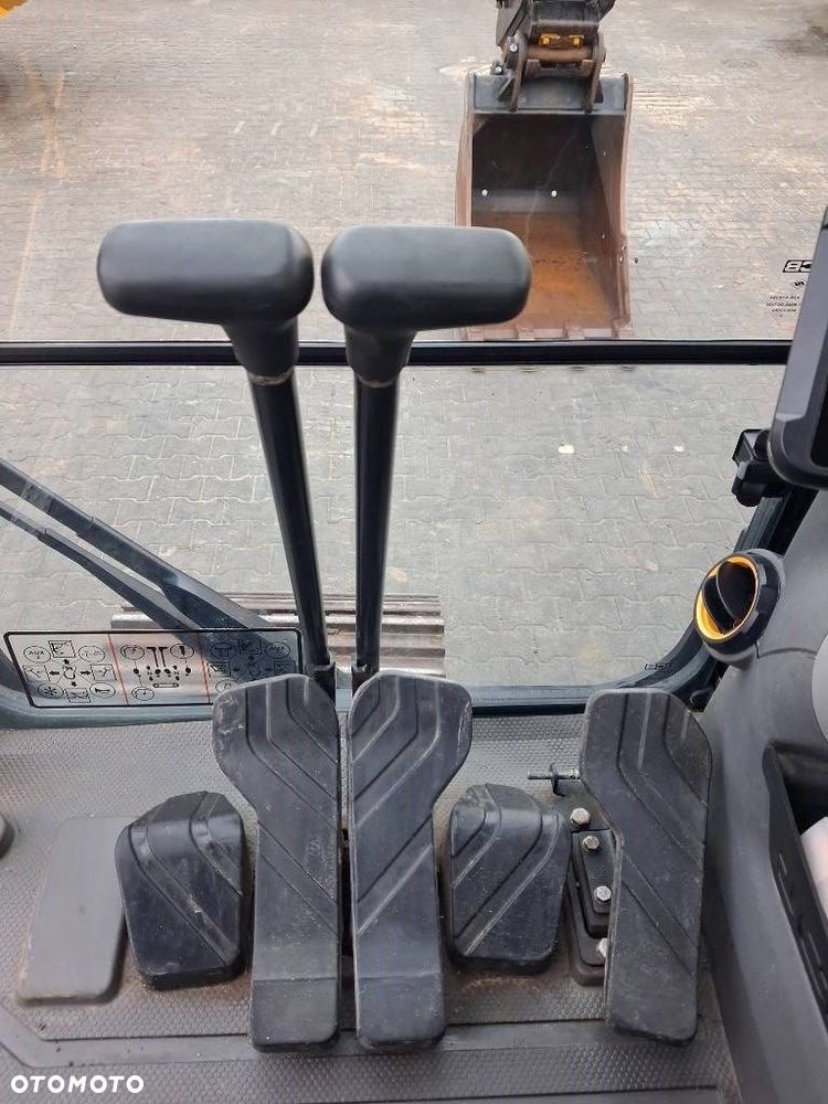 JCB 220X - 22