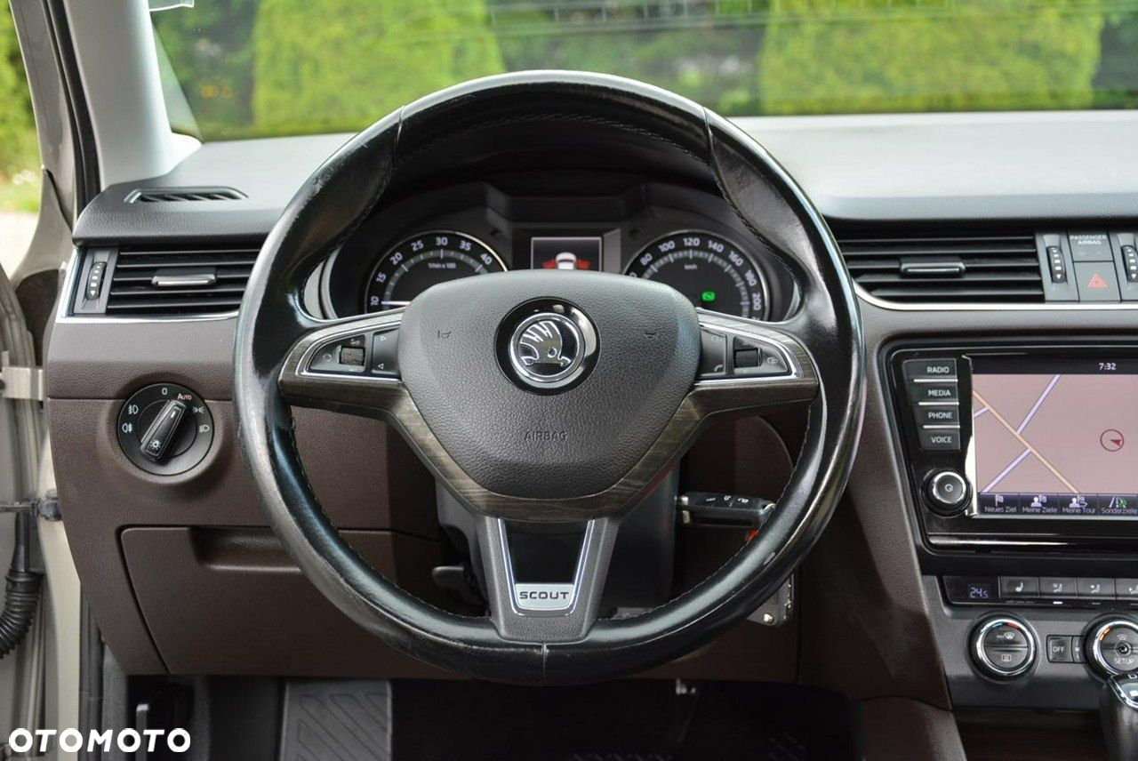 Skoda Octavia Combi 2.0 TDI 4x4 DSG Scout - 24