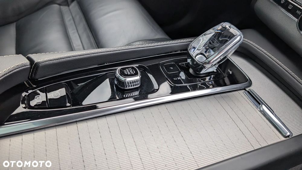 Volvo XC 90 B5 D AWD Ultimate Dark - 28