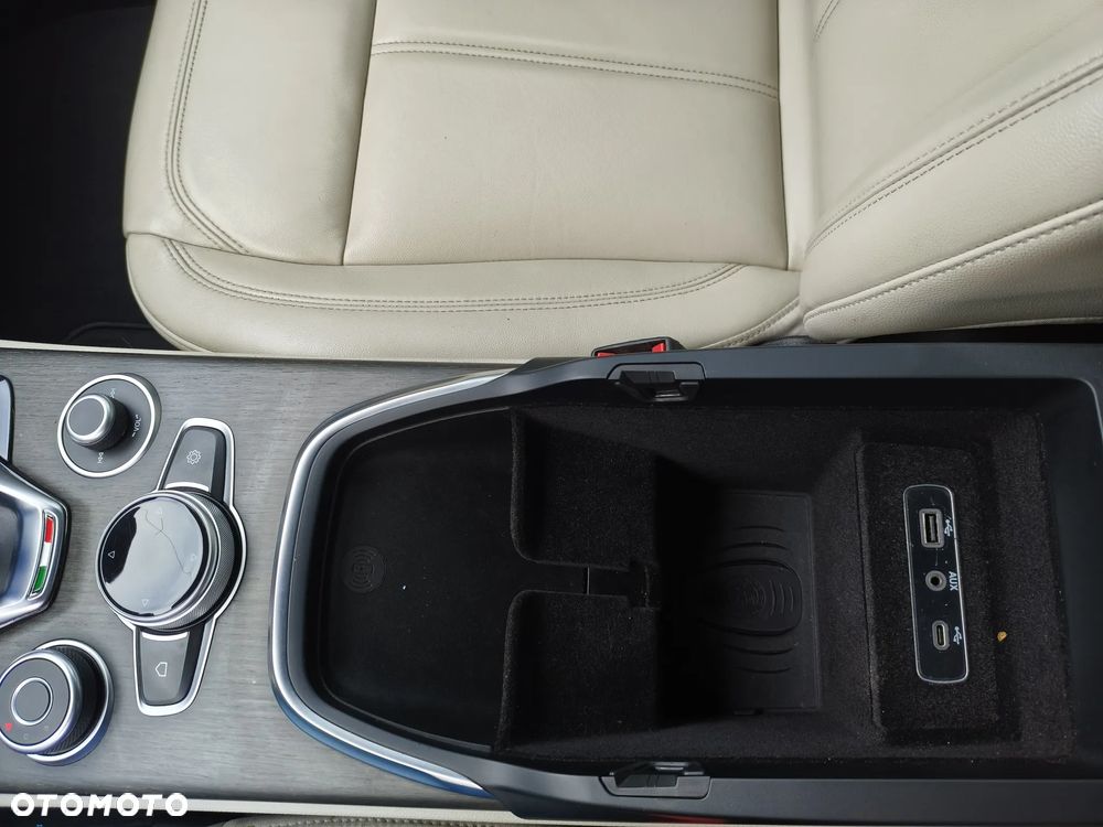 Alfa Romeo Stelvio 2.0 Turbo 16V AT8-Q4 Veloce Ti - 33