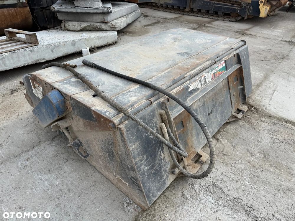 Bobcat S300 / 3801 kg / 2008r / - 25