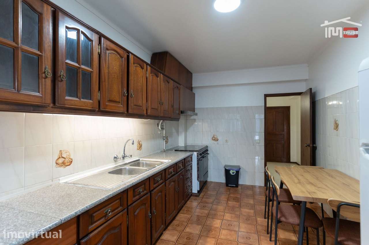 APARTAMENTO T3 MOBILADO COM GARAGEM E ELVADOR ROTUNDA SUL EM FATIMA - Grande imagem: 4/14