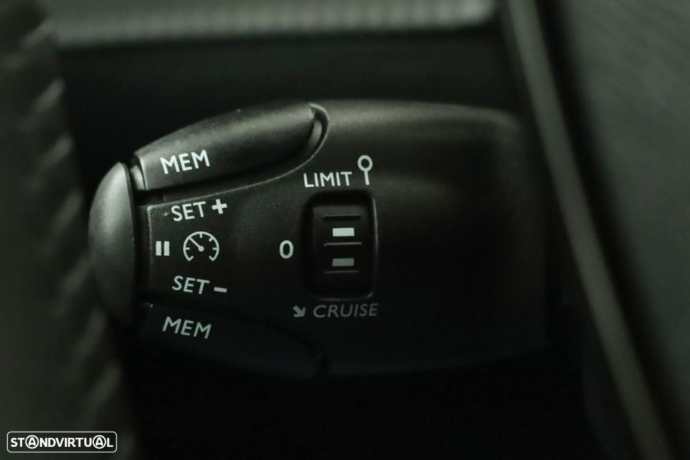 Peugeot 2008 1.2 PureTech Allure EAT8 - 19