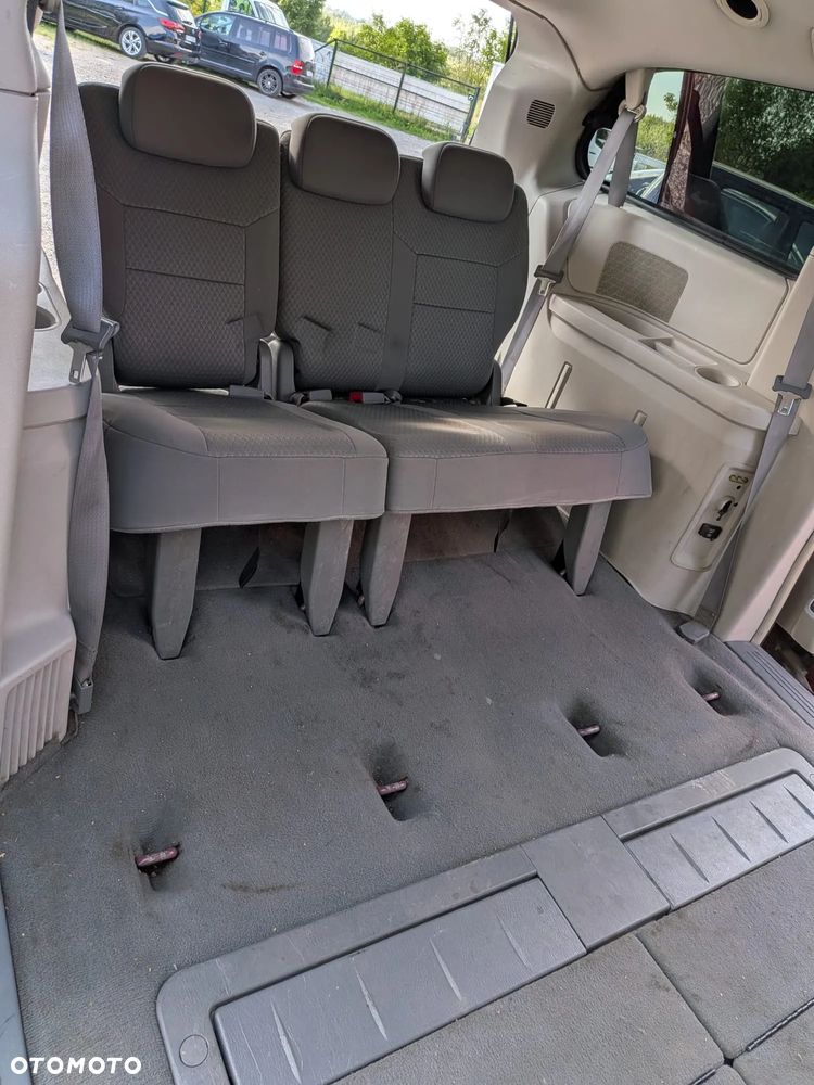 Chrysler Town & Country - 2