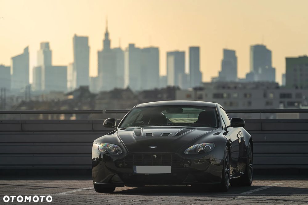 Aston Martin V12 Vantage Carbon Black - 33