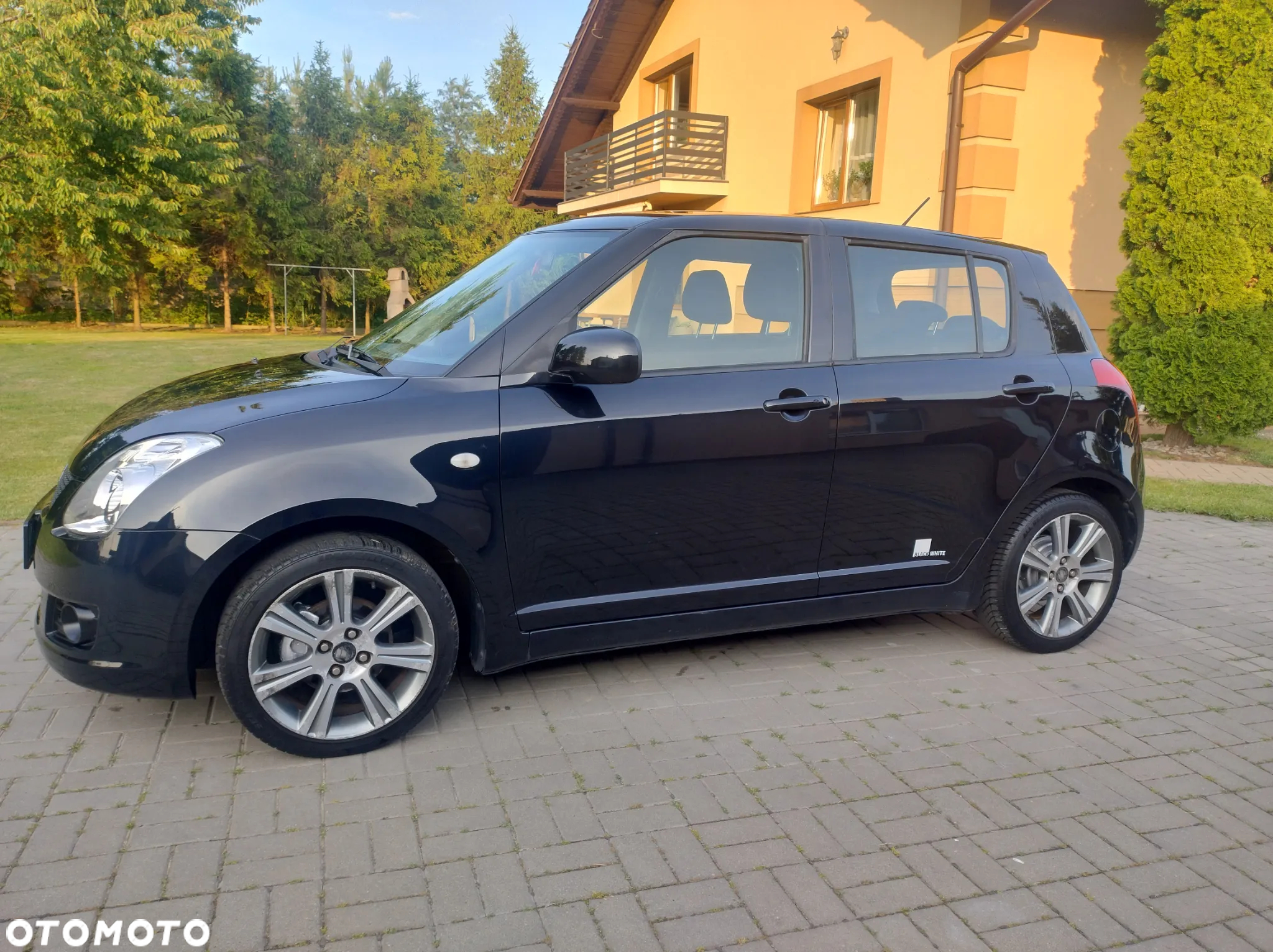 Suzuki Swift 1.3 Black and White - 14