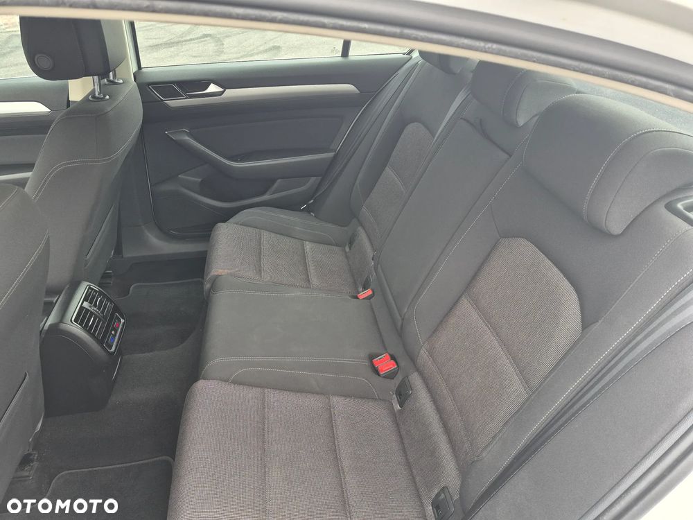 Volkswagen Passat 2.0 TDI SCR Comfortline DSG - 17
