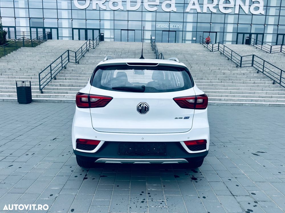 MG ZS EV Luxury - 11