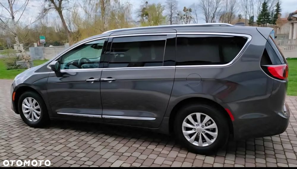 Chrysler Pacifica - 17