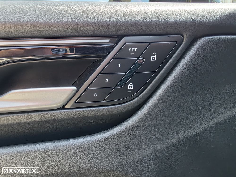 Porsche Macan Electric 4 - 25