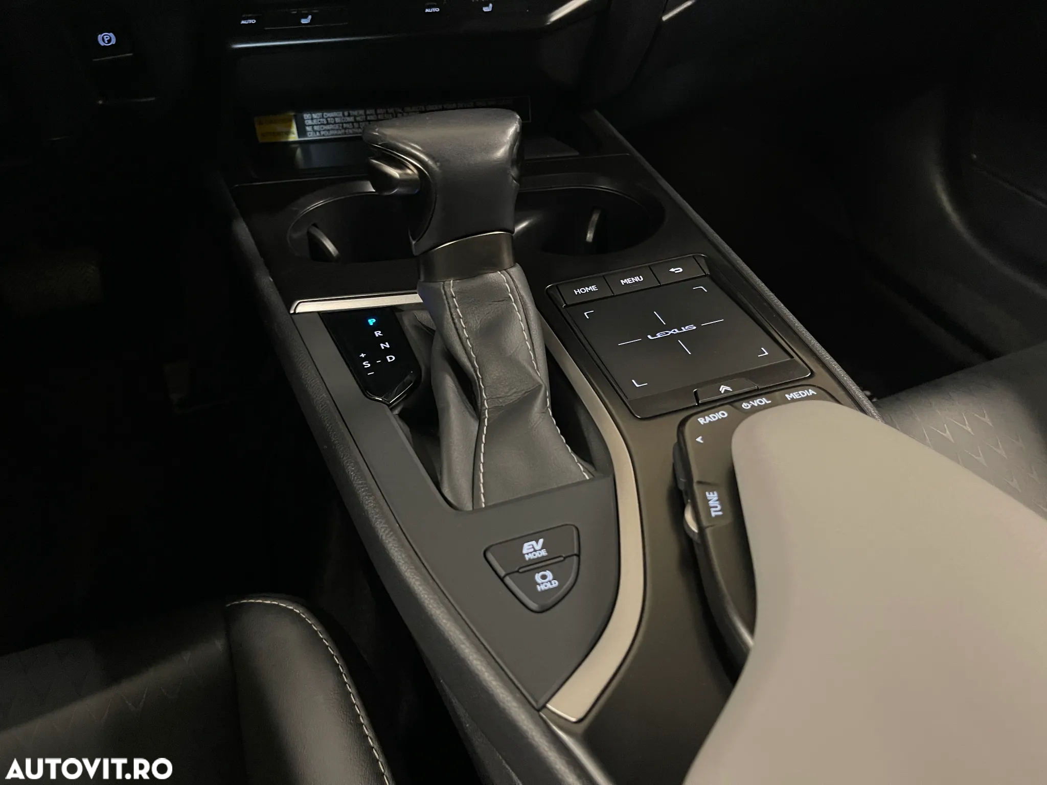 Lexus UX 250h 2.0L HEV 20H- (178 HP) 4X4 CVT Executive - 21