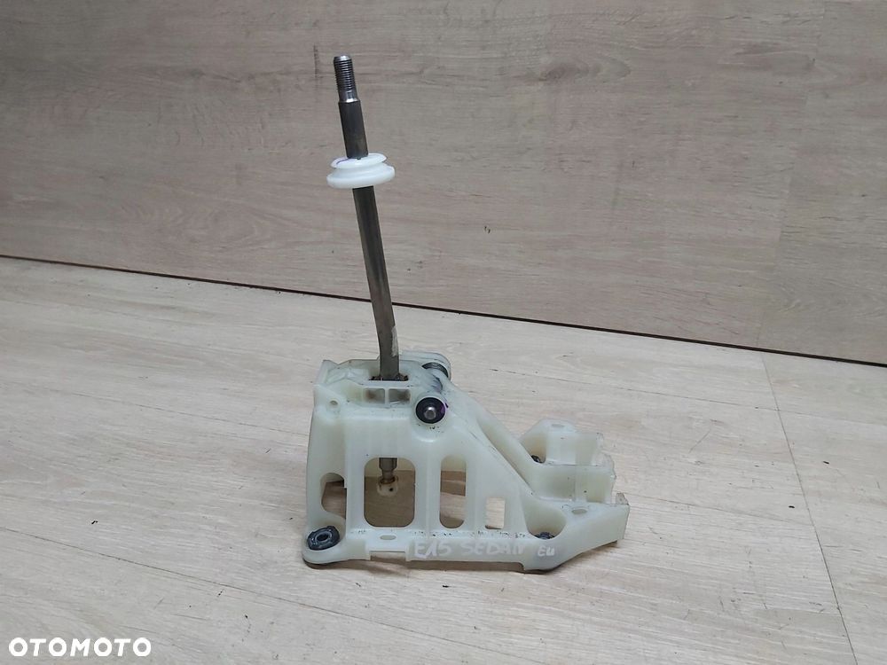 Toyota Corolla E15 lewarek zmiany biegów manualny 5B - 1