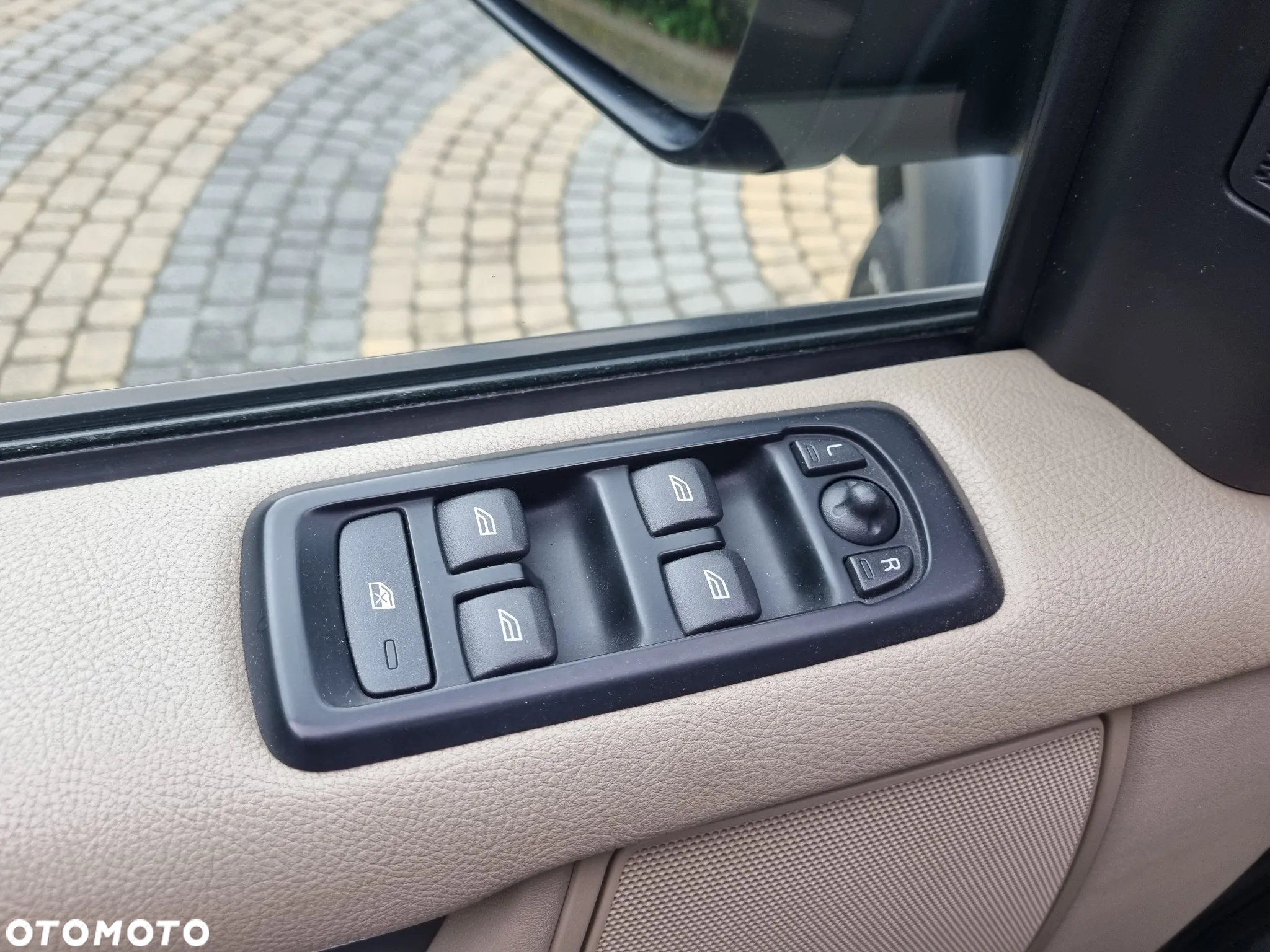 Land Rover Discovery IV 2.7D V6 S - 11