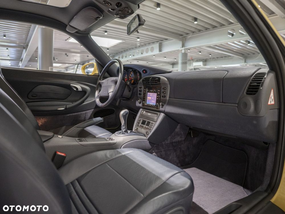 Porsche 911 Carrera - 22