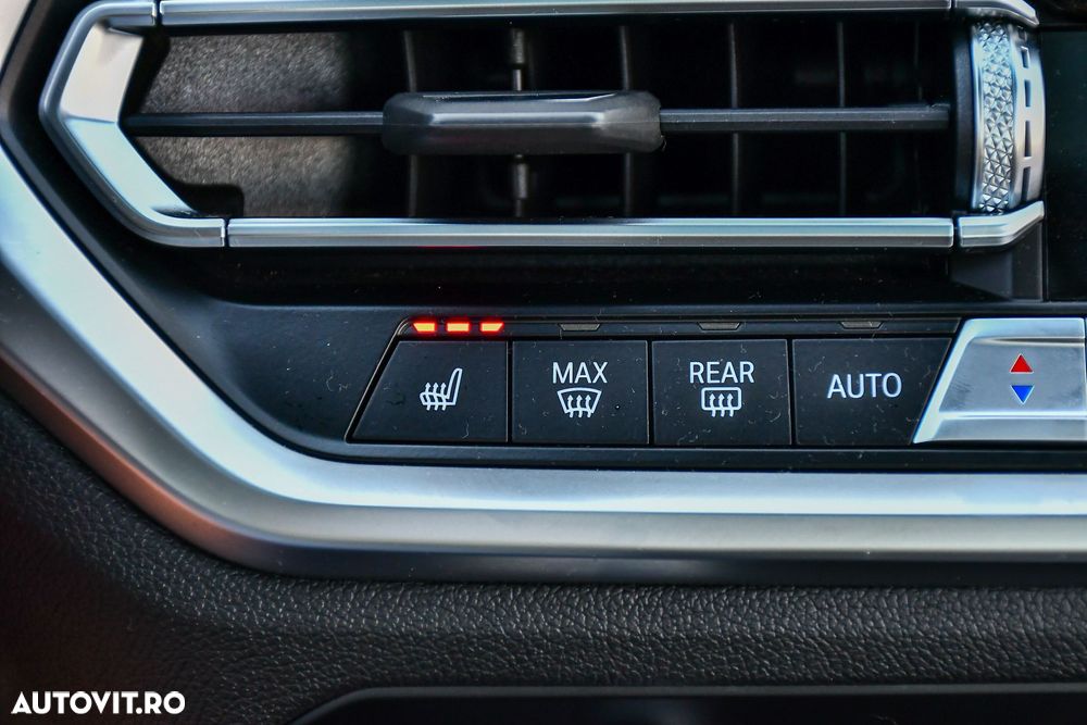 BMW Seria 3 330i xDrive AT - 36