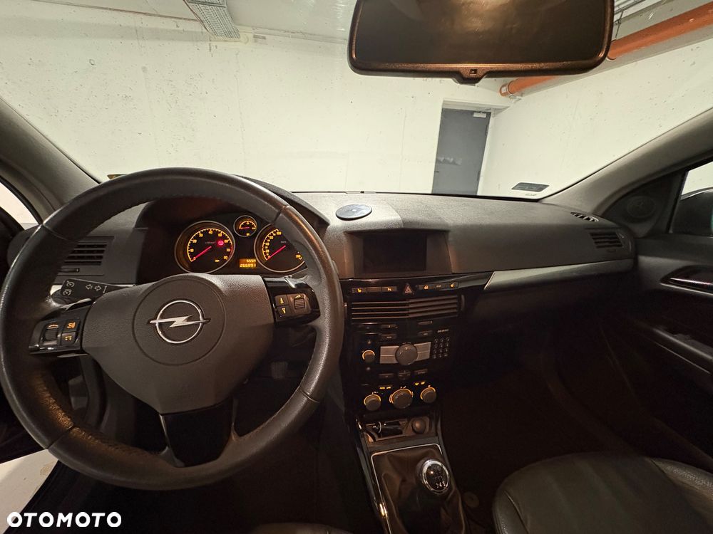 Opel Astra GTC 1.6 Turbo Edition - 11