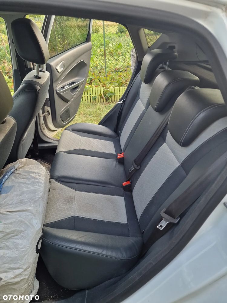 Ford Fiesta - 25