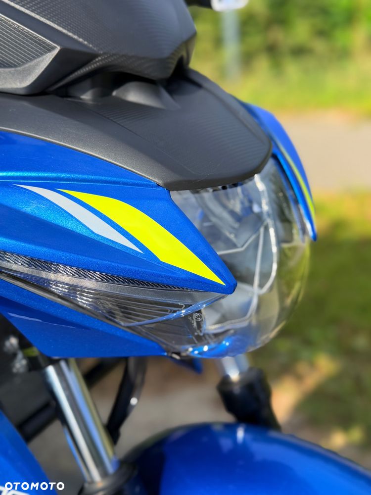 Suzuki GSX - 18