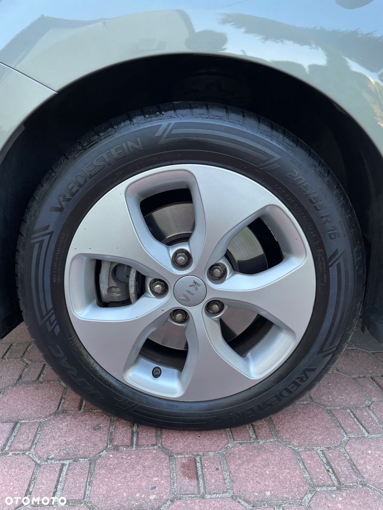 Kia Carens - 27