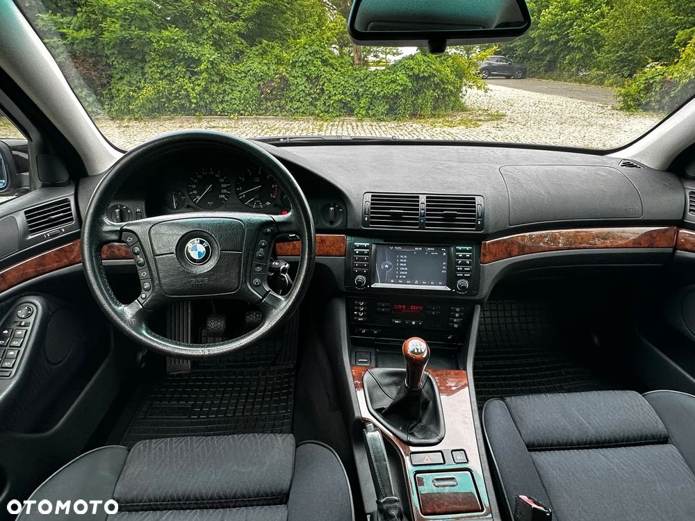 BMW Seria 5 540i - 29
