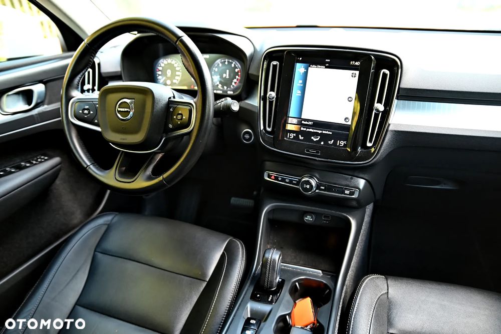 Volvo XC 40 T3 Geartronic Momentum Pro - 25