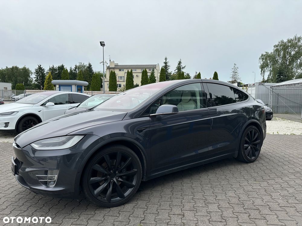 Tesla Model X - 7