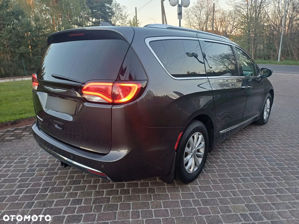 Chrysler Pacifica - 4