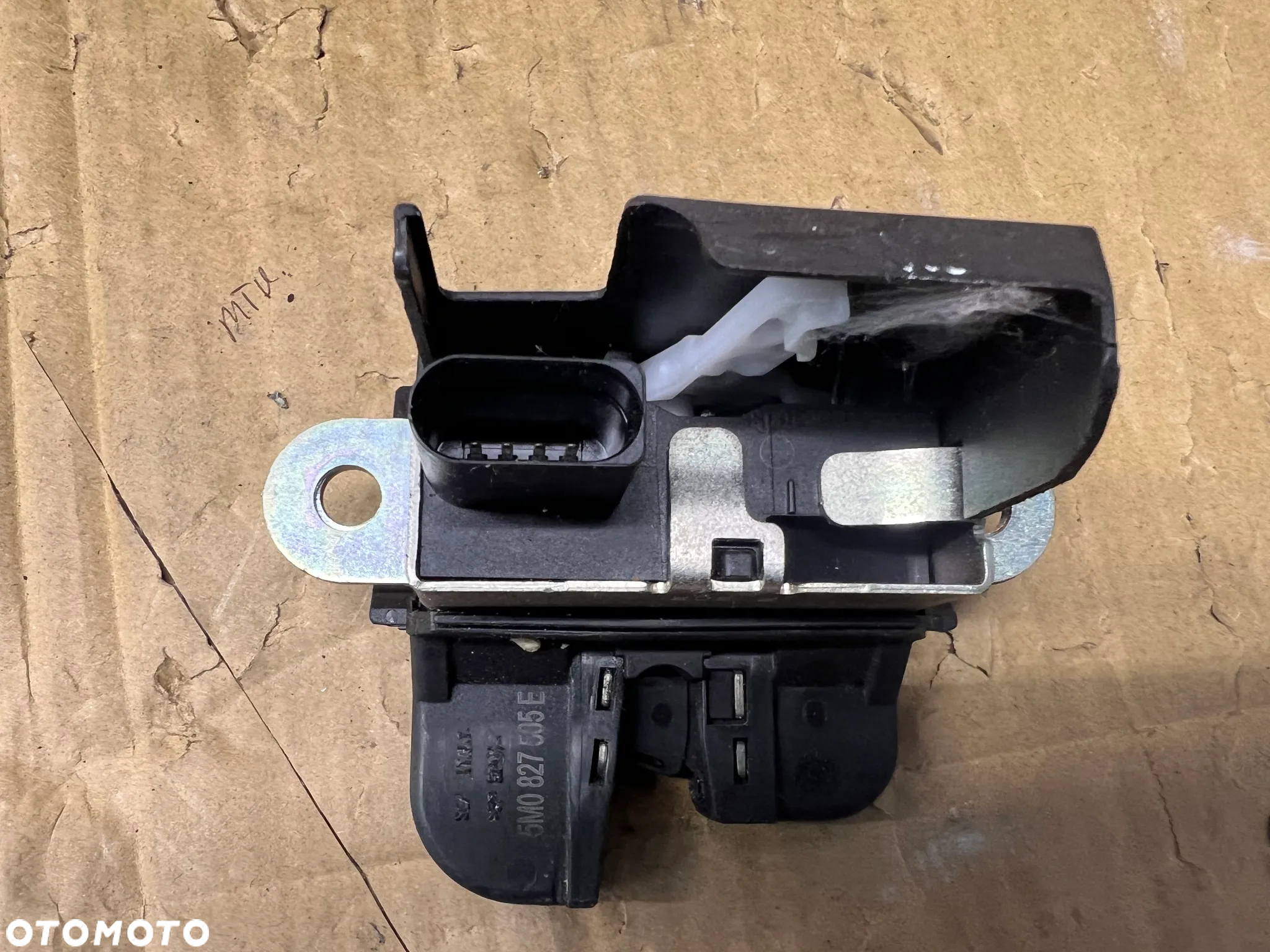Zamek klapy bagażnika VW Golf VI 6 Kombi 5M0827505E - 4