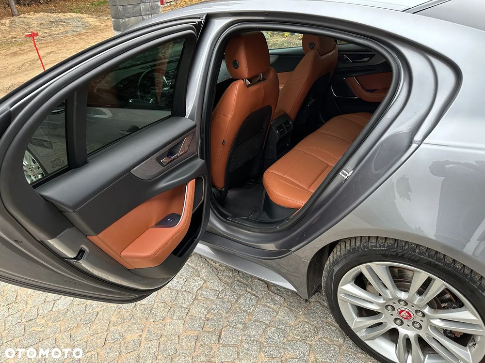 Jaguar XE 2.0 P250 R-Dynamic Black - 16