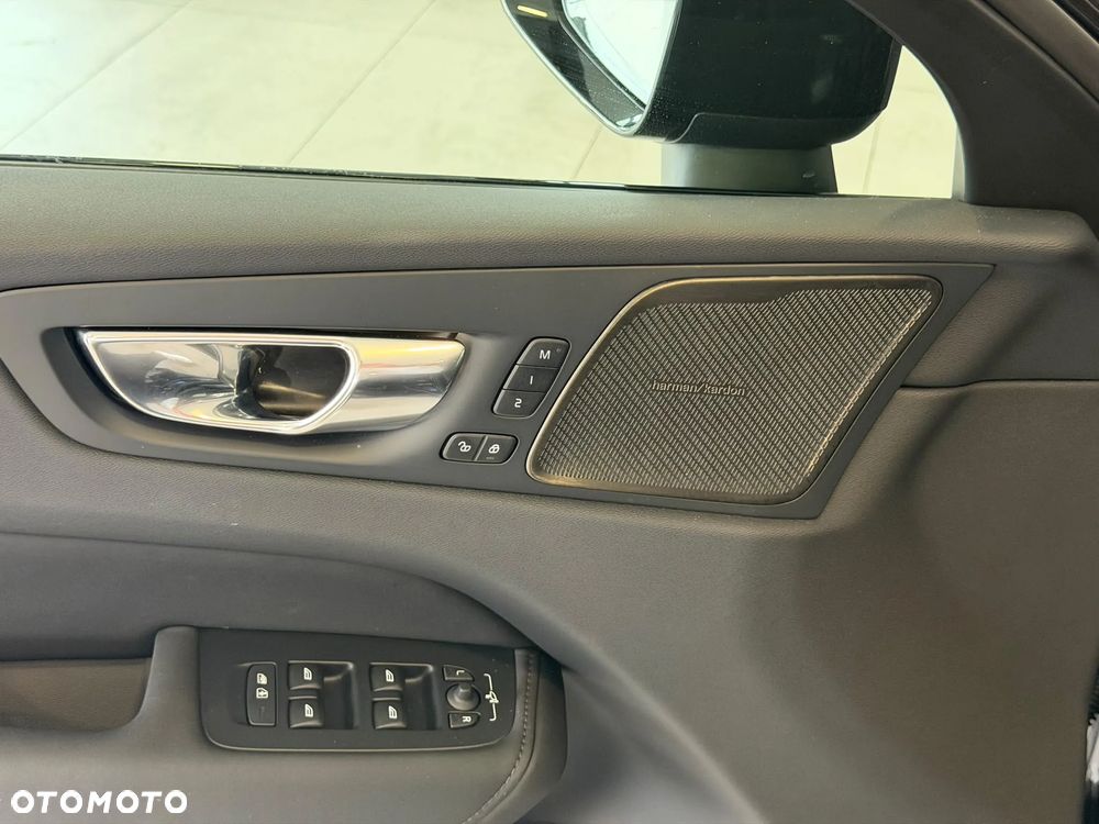 Volvo XC 60 B5 B AWD Plus Dark - 26