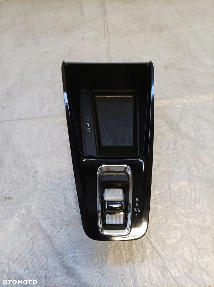 Skoda octavia IV panel tunelu środkowego schowek 5E8713203BE 657035736A - 1