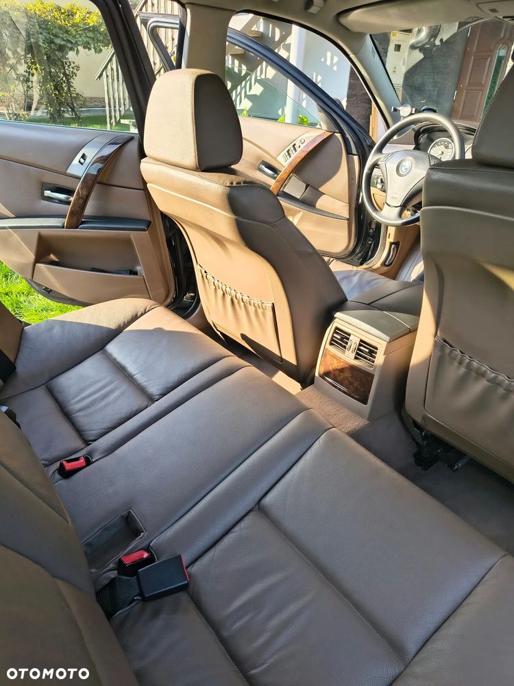 BMW Seria 5 525d - 32