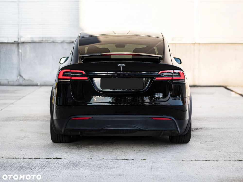 Tesla Model X - 11