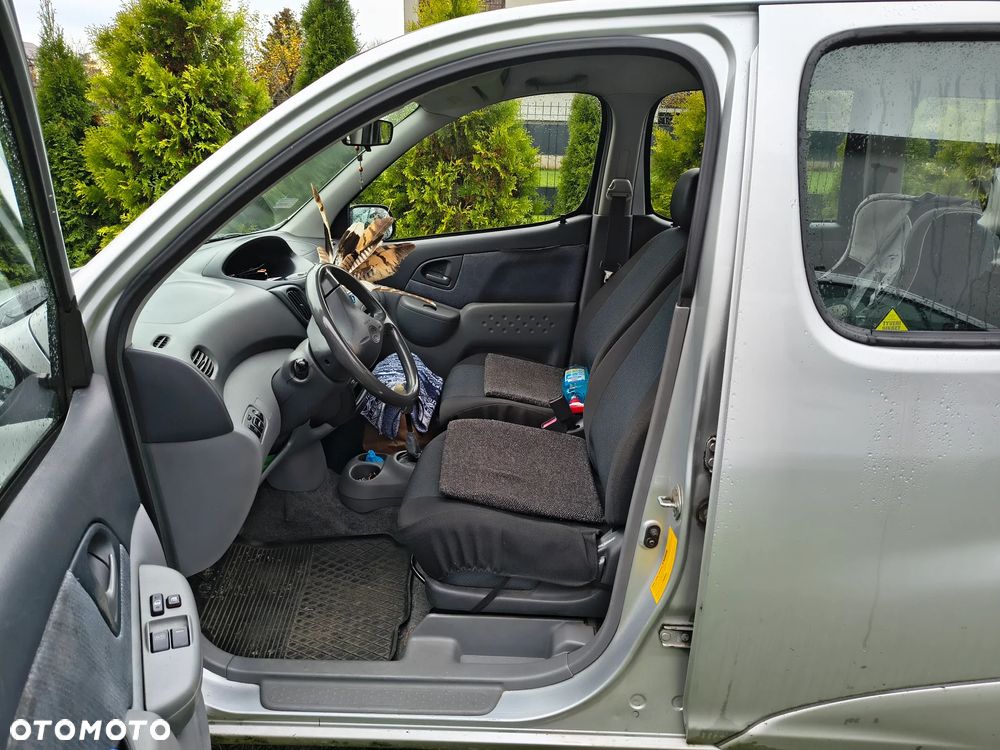 Toyota Yaris Verso 1.3 - 3