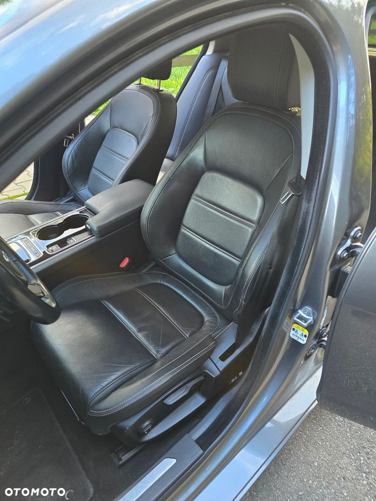 Jaguar XE 2.0 D Prestige - 25