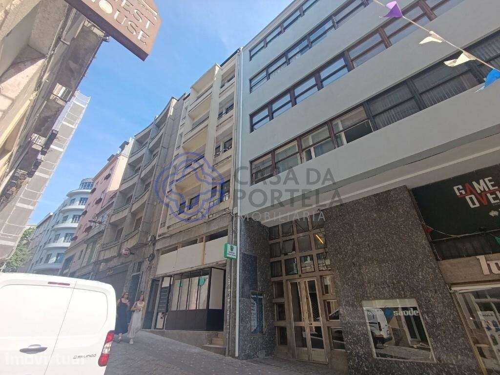 PRÉDIO TOTALMENTE RENOVADO NO CORAÇÃO DO PORTO - Grande imagem: 2/26