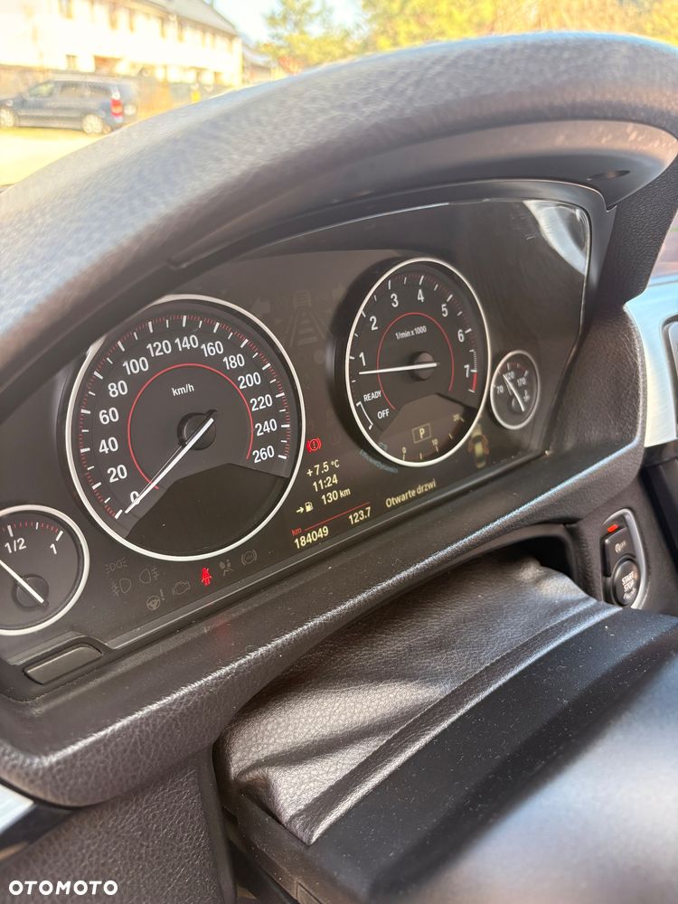 BMW Seria 3 328i Sport Line - 32