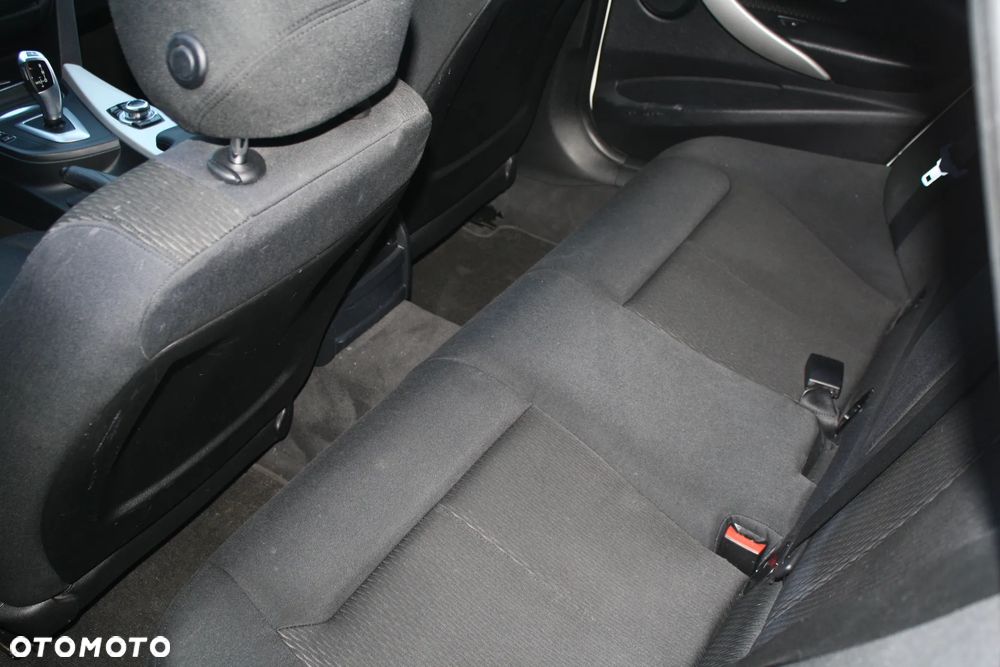 BMW Seria 3 318d Sport Line - 33