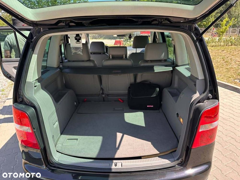 Volkswagen Touran 2.0 FSI Highline - 16